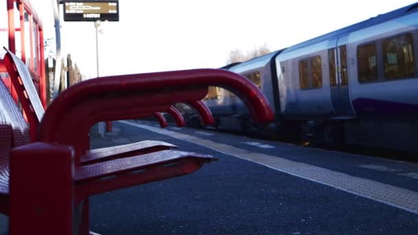 Tren saliendo de la estación de tren — Vídeo de stock