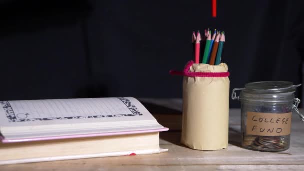 Estudiante estudiando y preparándose para la universidad con fondo de ahorro — Vídeo de stock