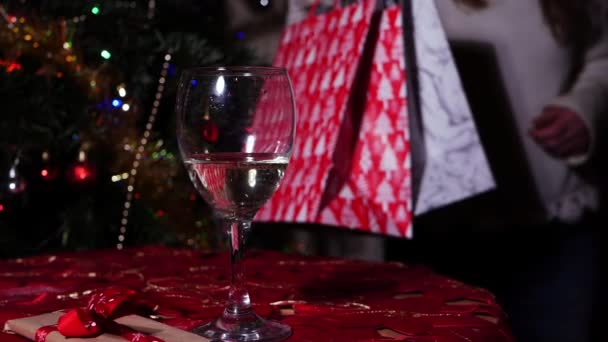 Egy pohár bor várja a karácsonyi vásárlót. — Stock videók