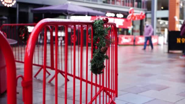 Compradores de Navidad en la ciudad británica de calle alta — Vídeos de Stock