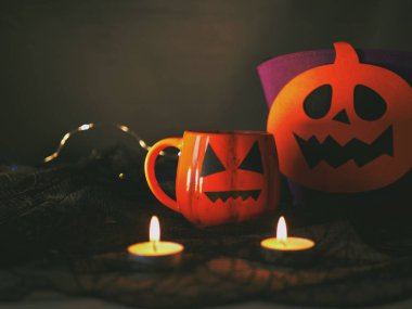 Cadılar Bayramı balkabağı içeceği, krema kaplı koyu arkaplan 