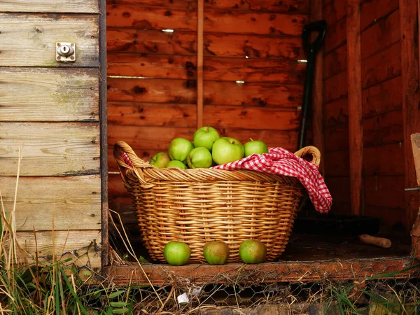 素朴な小屋で新鮮なベーキングリンゴのバスケット — ストック写真