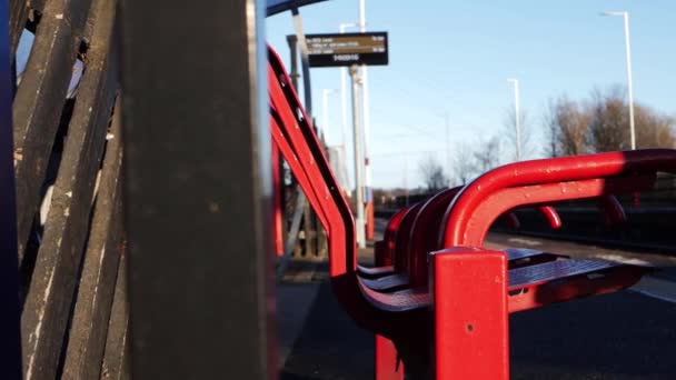 Trabajador en la estación de tren plataforma ferroviaria — Vídeos de Stock