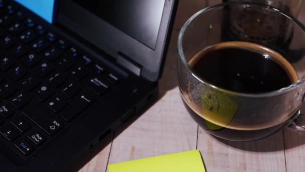 Verse koffie met laptop op kantoor — Stockvideo