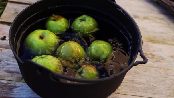 把苹果扔进大锅里在万圣节打滚 — 图库视频影像
