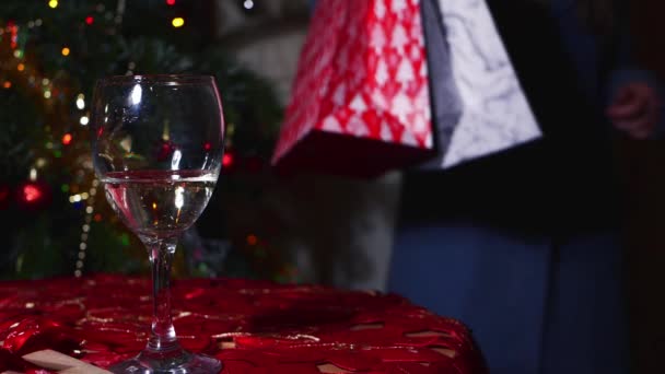 ワインのグラスはクリスマスの買い物客を待ちます — ストック動画
