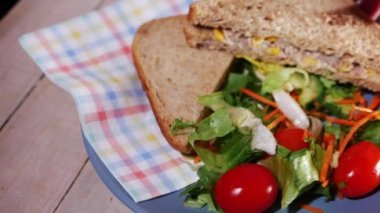 Ton balıklı sandviç ve sağlıklı salata. 