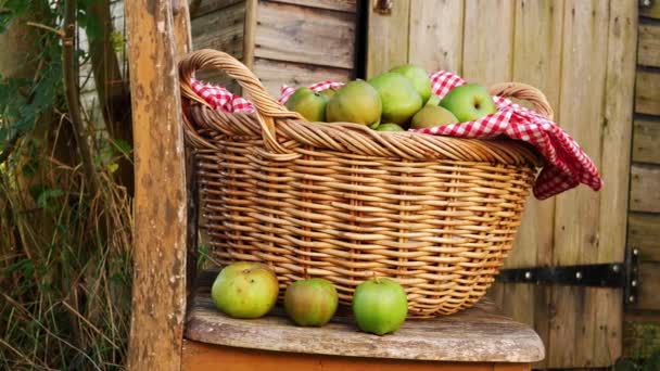 Cesta de maçãs frescas em uma cena rústica — Vídeo de Stock