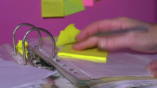 Persona de negocios escribiendo en notas adhesivas — Vídeos de Stock