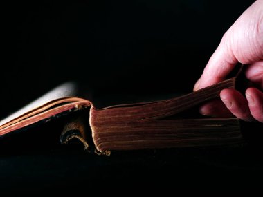 Eskimiş arka plan üzerine eski bir kitap açılıyor.