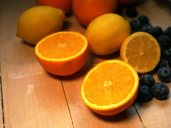 Jeruk dan lemon untuk vitamin C medium shot — Stok Foto