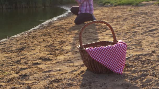 Picnic basket by the lake shore — Stock Video