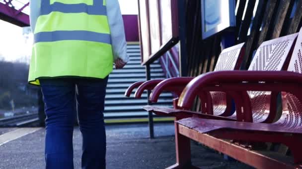 Trabajador en la estación de tren plataforma ferroviaria — Vídeos de Stock