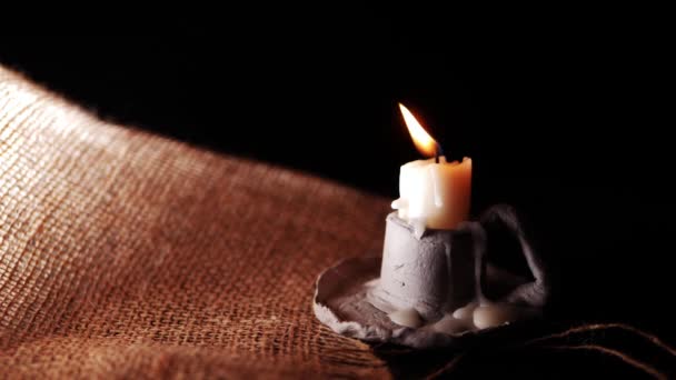 Iluminación de vela vintage con saco hessiano — Vídeo de stock