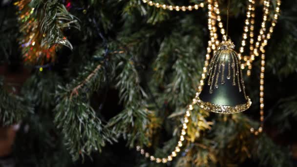 Navidad campana decoración cuelga en el árbol — Vídeos de Stock