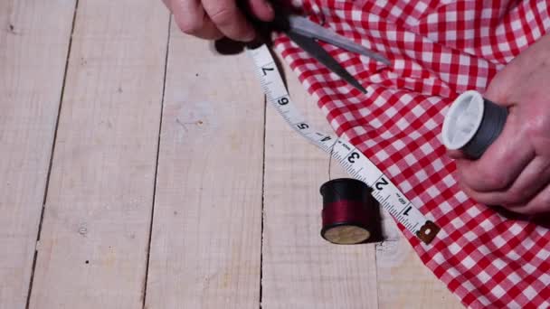 Kleermaker handen met stof en tape maatregel voor het naaien — Stockvideo
