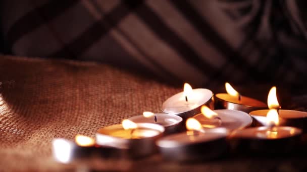 Velas Tealight dispuestas para la meditación sobre fondo cálido — Vídeos de Stock