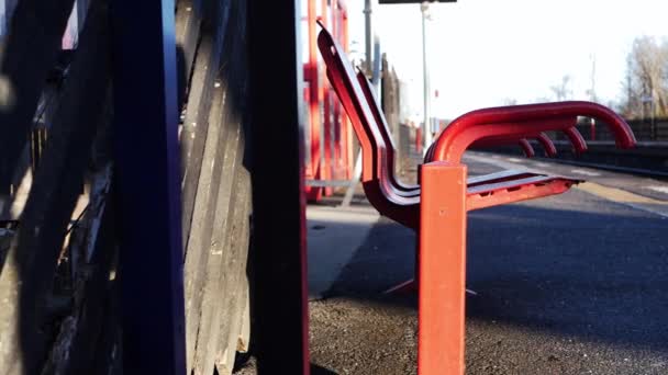 Bench on empty railway platform train station — Vídeos de Stock