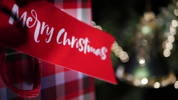 Zapakowany prezent świąteczny z ozdobnym musujące złoty bokeh tło — Wideo stockowe