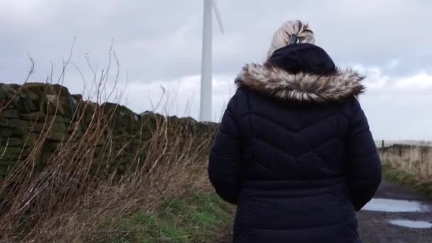 Femme solitaire marchant à travers la route isolée de campagne dans le Yorkshire Angleterre — Video