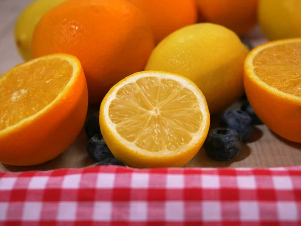 C vitamini için portakallar ve limonlar yakın çekim 