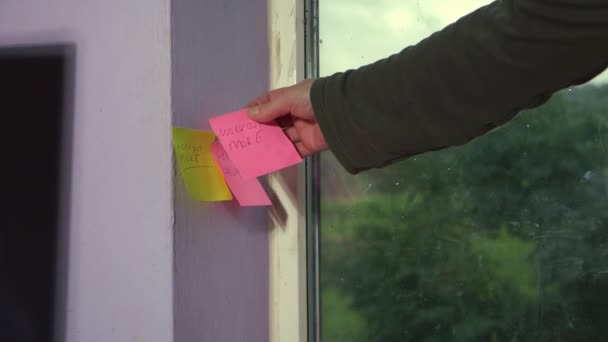 Het plakken van motiverende plakkerige notities op de muur — Stockvideo