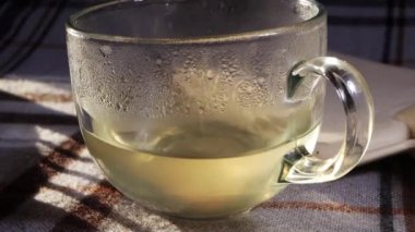 Soğuk algınlığı ve grip için sıcak limon. 