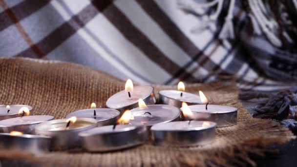 Tealight velas organizadas para meditação sobre fundo quente — Vídeo de Stock