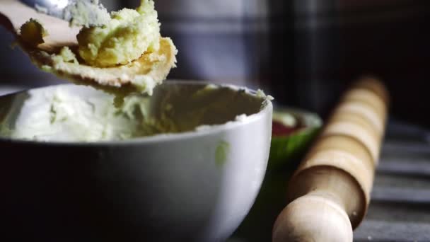 Crema de mantequilla agitada para hornear y decoración de pasteles — Vídeo de stock