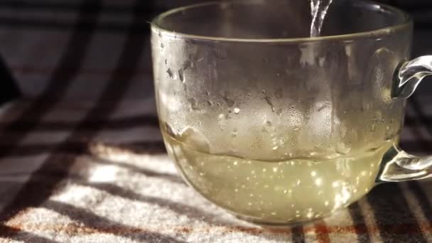 Verter agua caliente para hacer una bebida caliente de limón para el resfriado y la gripe — Vídeo de stock