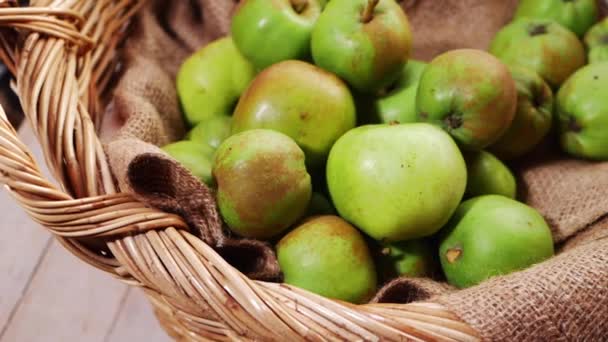Eski dokuma sepetinde pişirmek için elmalar — Stok video