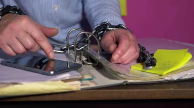 Akıllı telefon kullanarak kağıt işleriyle uğraşan eller. 