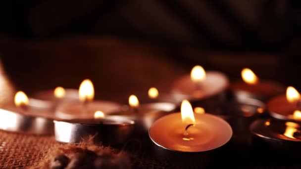 Свічки Tealight, розташовані для медитації на теплому фоні — стокове відео