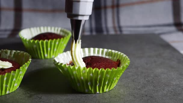 Decoratie cupcakes met glazuur en piping bag — Stockvideo