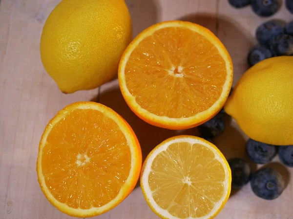 C vitamini için portakallar ve limonlar kapatılıyor.