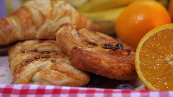 Ochtend ontbijtbuffet met gebak en vers fruit — Stockvideo