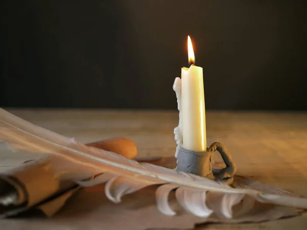 Vintage kaars met perkament papier en schrijfpen — Stockfoto