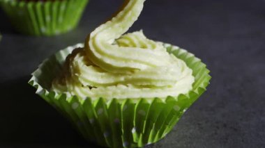 Kekleri krema ve boru torbasıyla süslüyorsun. 