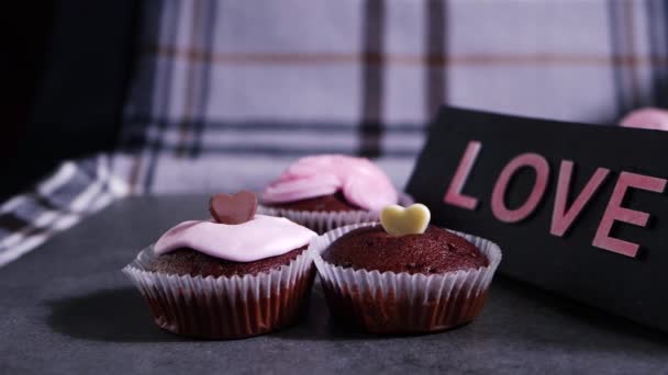 Cupcakes de ciocolată decorate cu gheață și inimi de dragoste de ciocolată — Videoclip de stoc