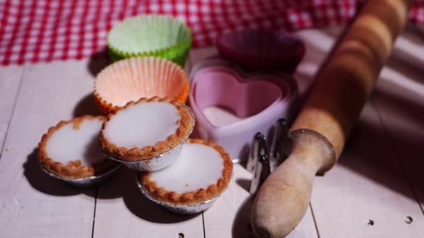 Keukentafel met keukengerei klaar voor zelfgemaakt bakken — Stockvideo