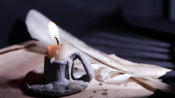 Винтажная свеча с пергаментной бумагой и перо для письма — стоковое видео
