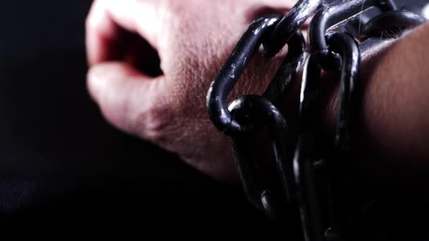 무거운 쇠사슬에 묶인 인간의 손목 — 비디오