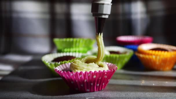 Dekorace cupcakes s polevou a potrubí taška — Stock video