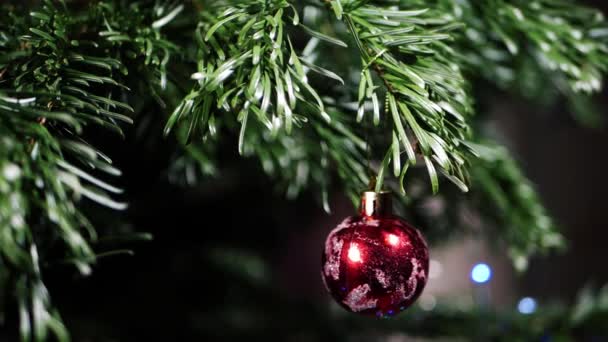 Christmas bauble with bokeh lights twinkling in background — Stock Video