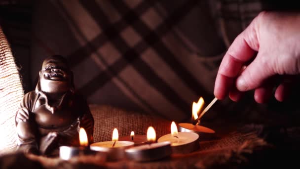 Candela di illuminazione per la veglia di meditazione buddista con candele a luce di tè bokeh — Video Stock