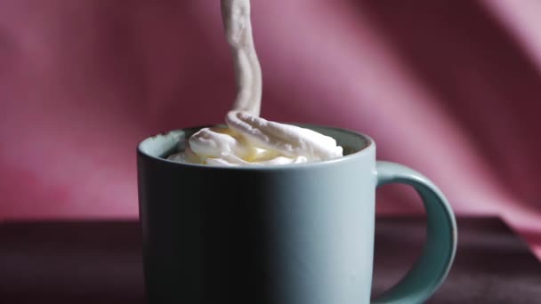 Bebida caliente de chocolate en taza sobre fondo rosa — Vídeo de stock