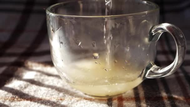 Приготовление горячего лимона и медового напитка для натурального холодного средства — стоковое видео