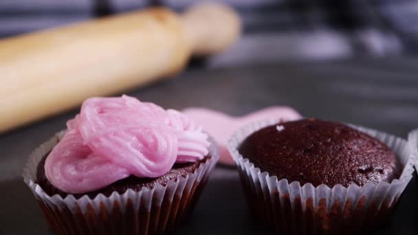 Bolinhos de chocolate prontos para decorar — Vídeo de Stock