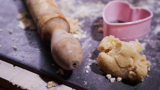 Rodillo con masa de galletas en la mesa de la cocina — Vídeos de Stock