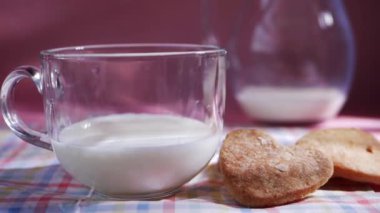 Bir bardak taze süt ve pişmiş kurabiye. 